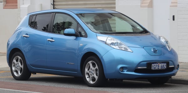 2017_Nissan_LEAF_(ZE0_MY17)_hatchback_(2018-11-02)_01