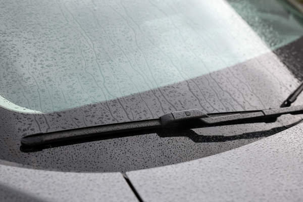 Spiffy’s Rain Repellent powered by Simoniz VisionBlade provides protection for six times longer than our leading competitor to keep you safe on the road for longer.